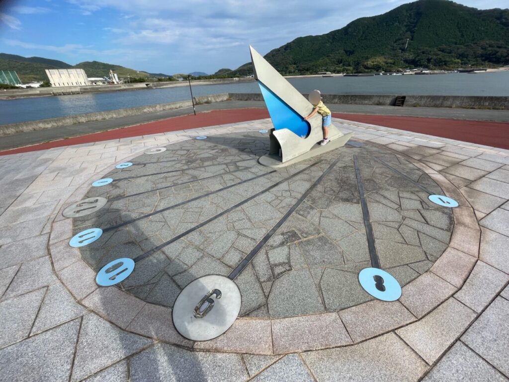 メバル公園の横の芝生エリアの日時計