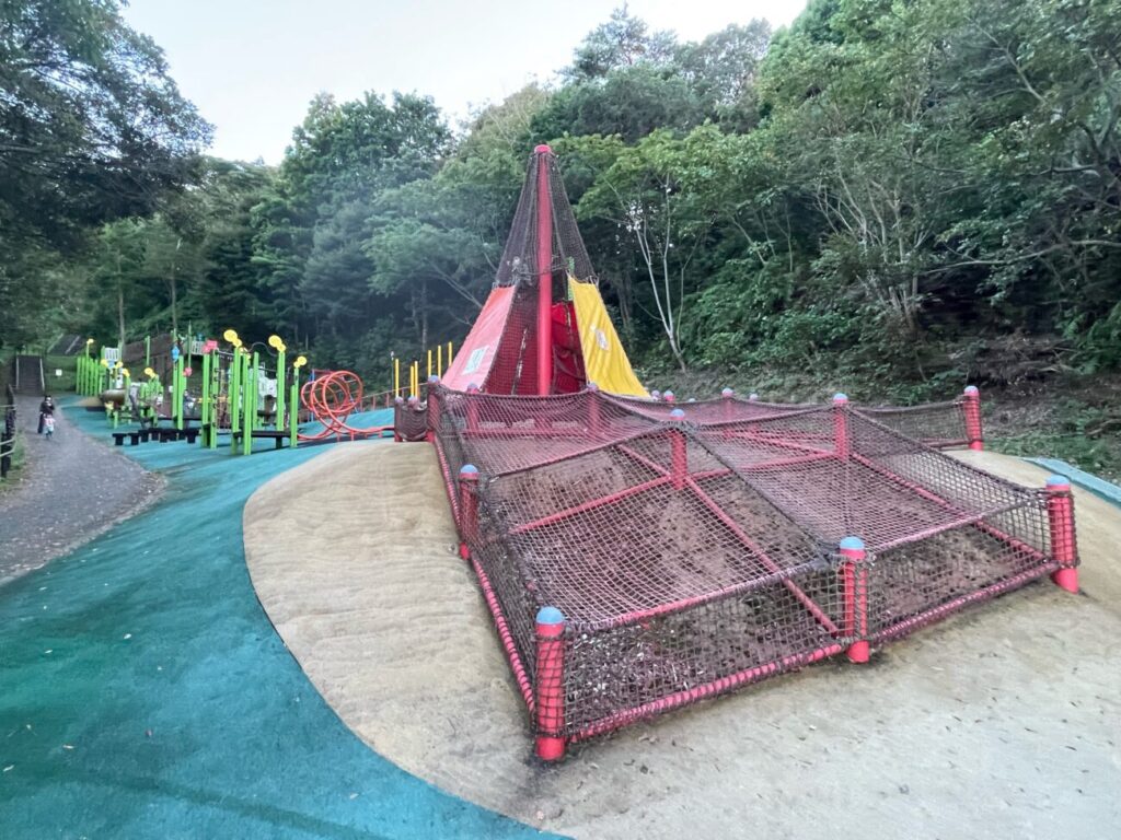 長門市総合公園の複合遊具