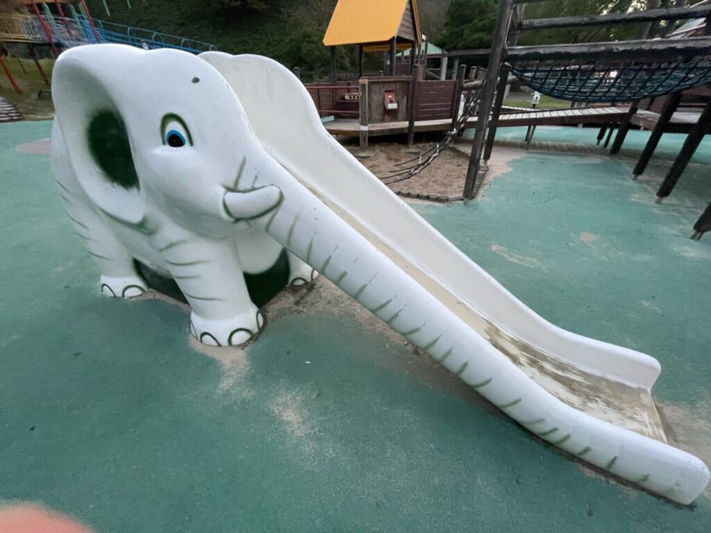 長門市総合公園の幼児用の滑り台