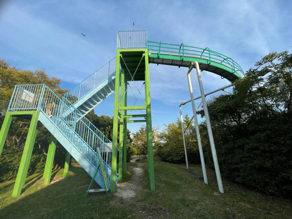 藤尾山公園の長いローラー滑り台の階段