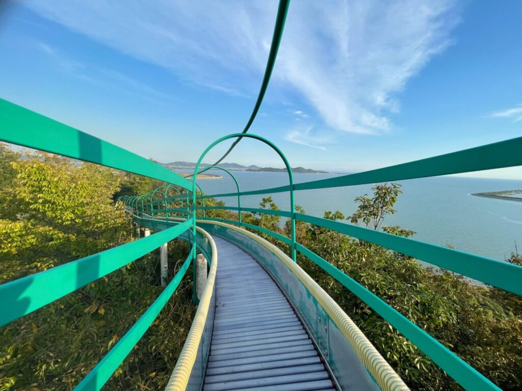 藤尾山公園の長いローラー滑り台からの絶景