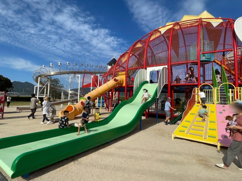 メバル公園のがんばるメバール号という遊具のすべり台部分