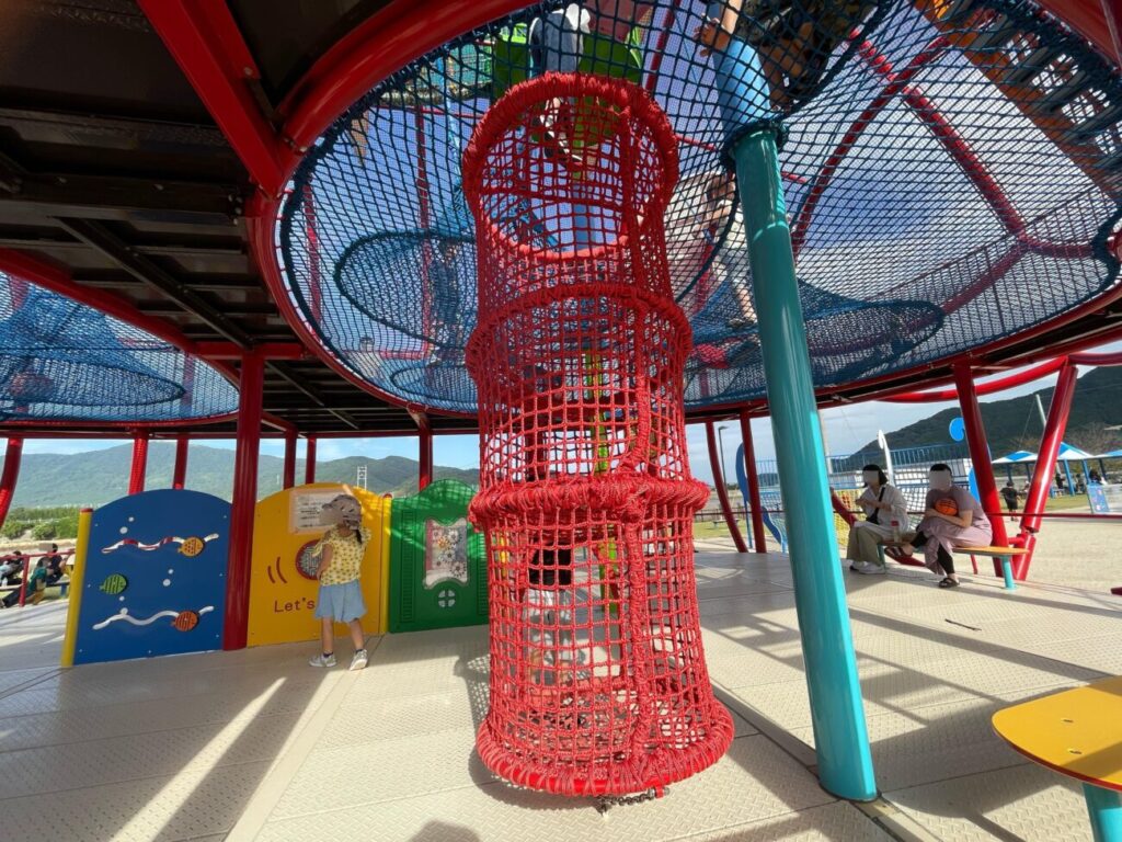 メバル公園のがんばるメバール号という遊具の1階部分