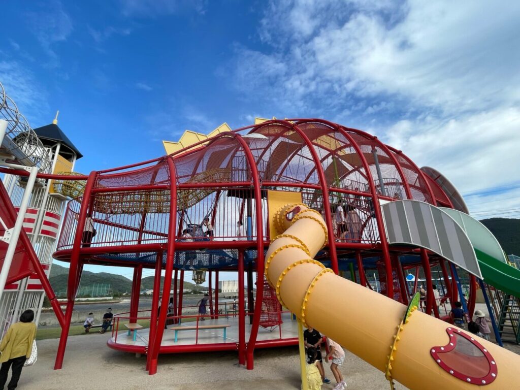 メバル公園のがんばるメバール号という遊具の側面
