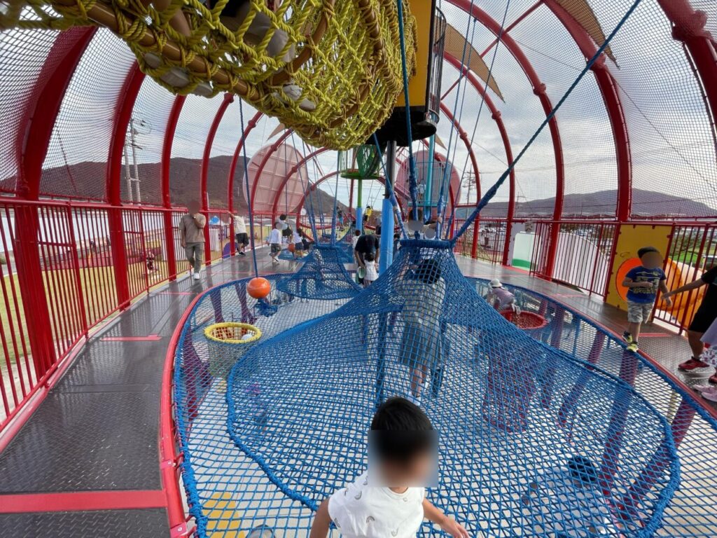 メバル公園のがんばるメバール号という遊具の2階部分