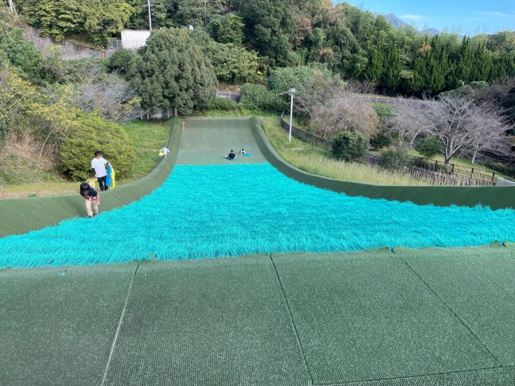 アデリーホシパーク（柳井ウェルネスパーク）の人工芝スキー場