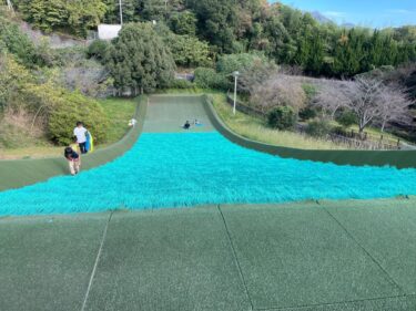 【アデリーホシパーク】人工芝滑りや大型複合遊具が揃う公園【山口県柳井市】
