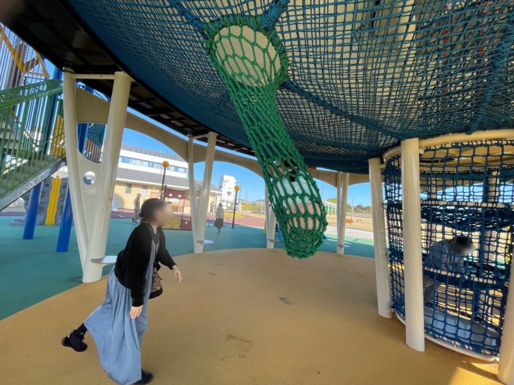 愛宕山ふくろう公園の大型複合遊具