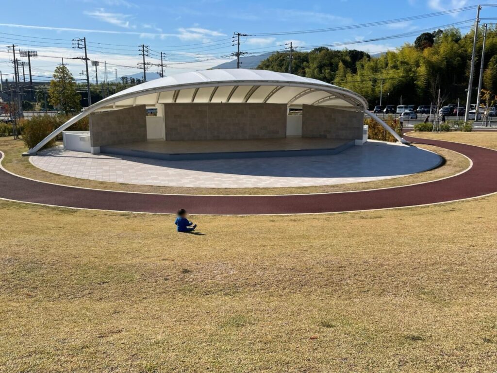 愛宕山ふくろう公園の屋外ステージ