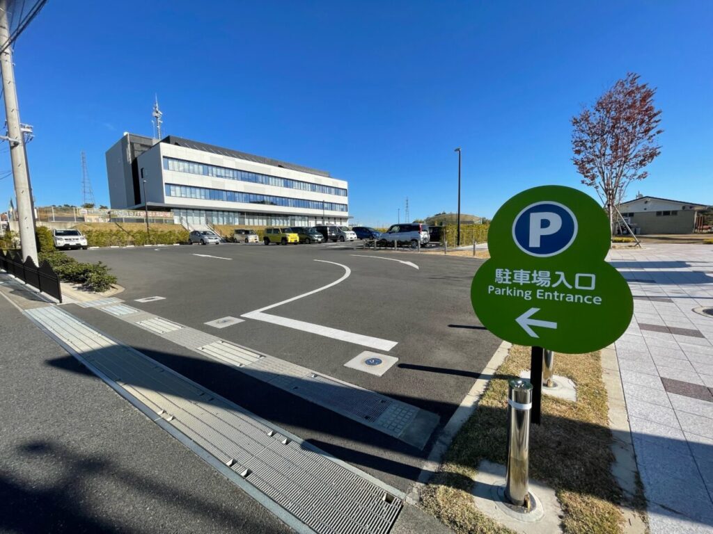 愛宕山ふくろう公園の駐車場と消防署