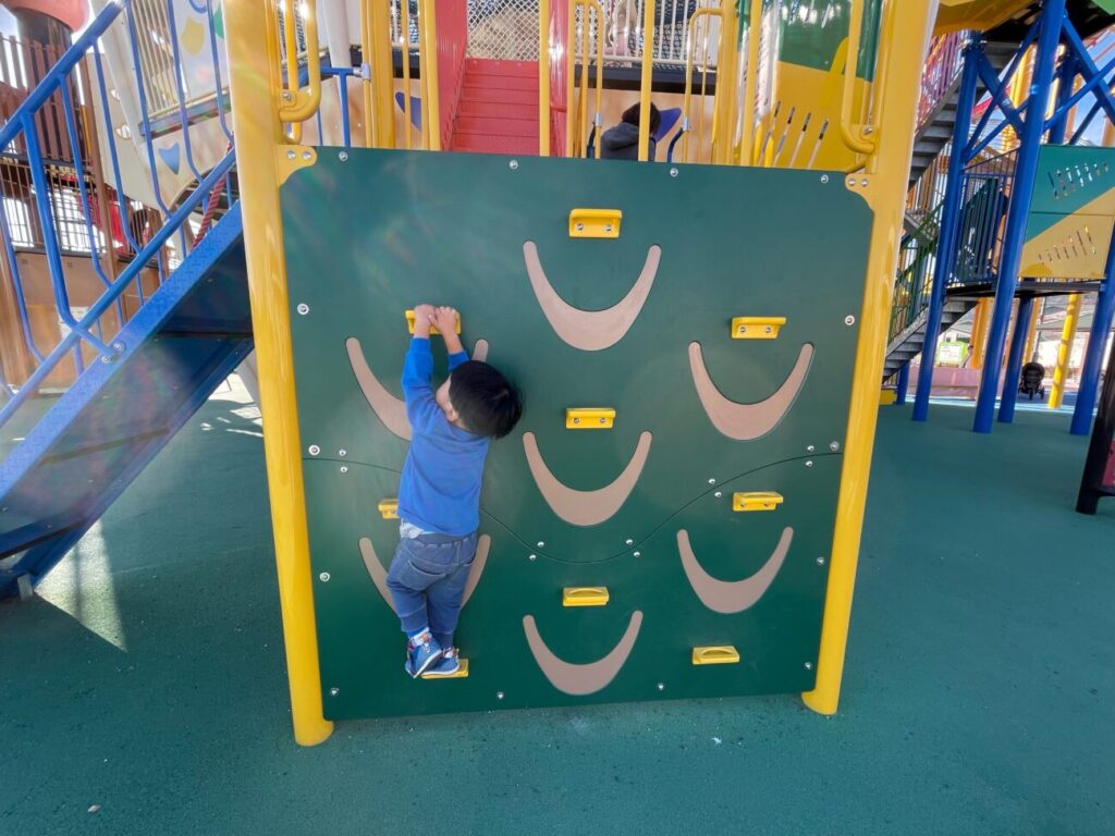 愛宕山ふくろう公園の遊具