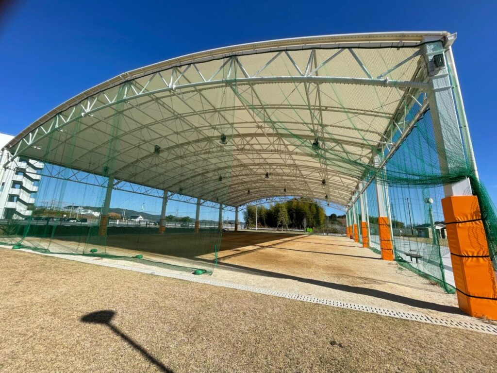愛宕山ふくろう公園の屋根付き広場