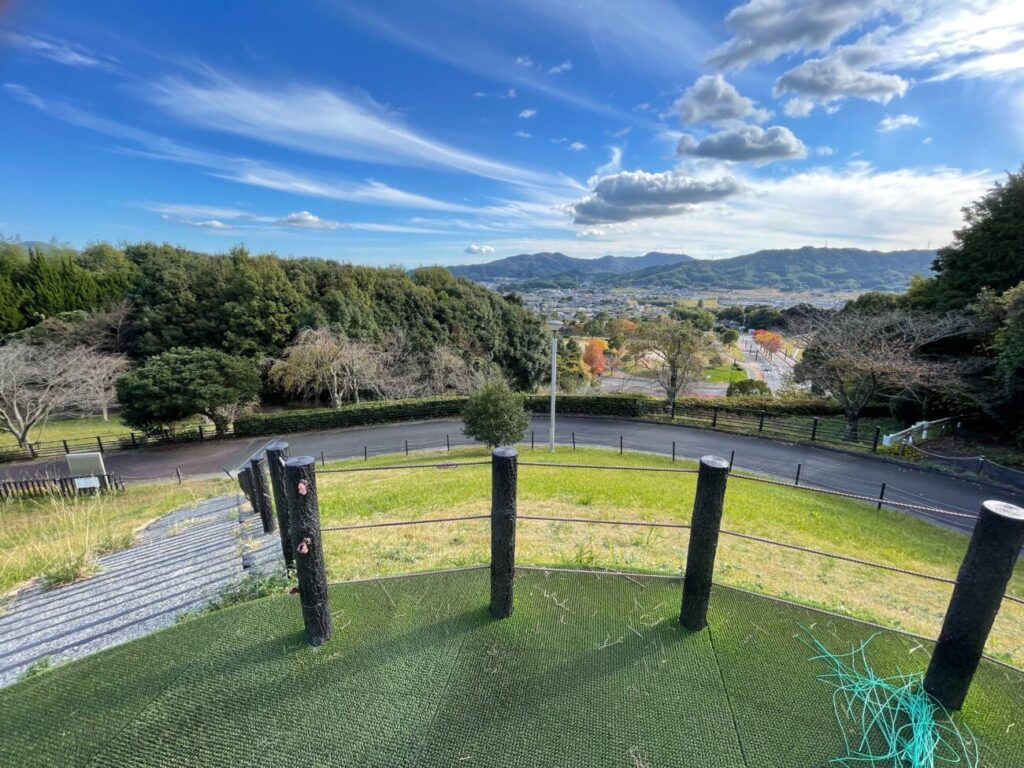 アデリーホシパーク（柳井ウェルネスパーク）の人工芝スキー場からの景色