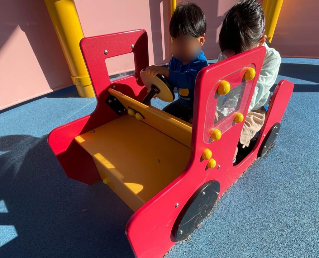 愛宕山ふくろう公園の大型複合遊具の幼児向けエリア