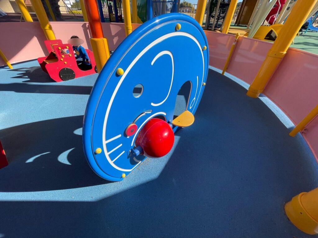 愛宕山ふくろう公園の大型複合遊具の幼児向けエリア