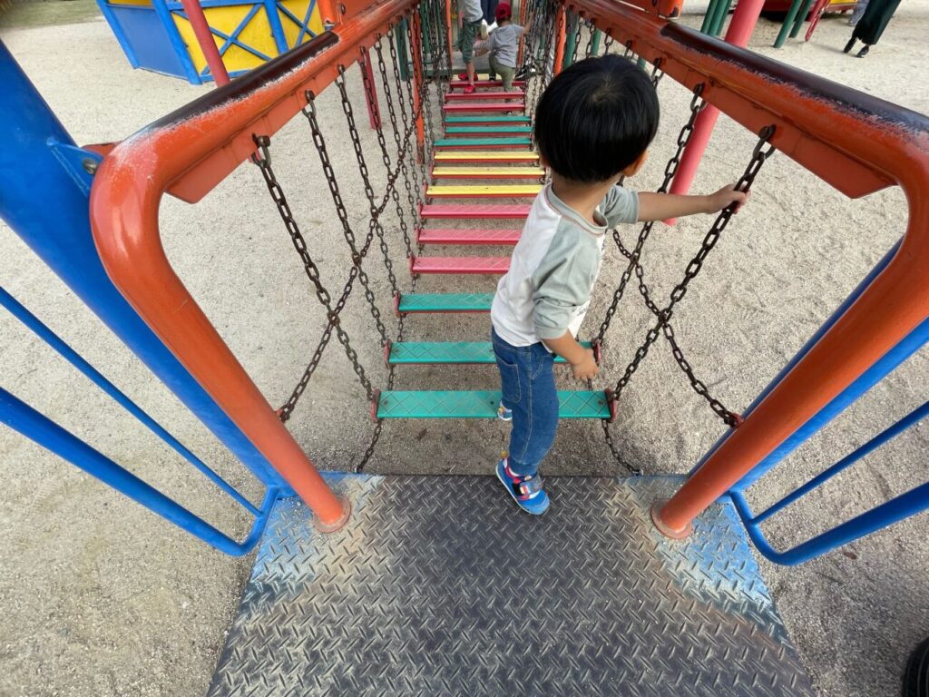 山口県児童センターの複合遊具