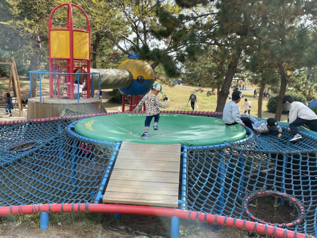 山口きらら博記念公園のトリムの広場のトランポリン