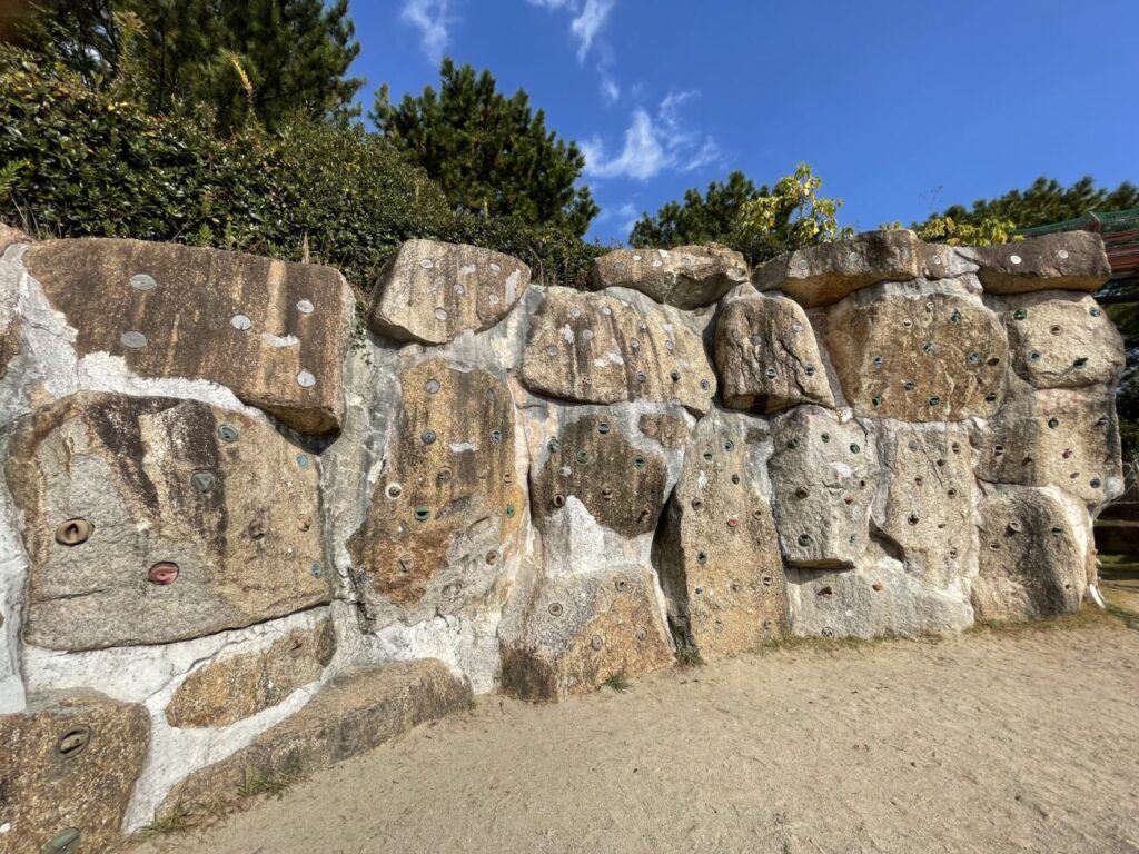山口きらら博記念公園のトリムの広場のクライミングウォール