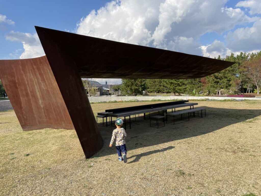 山口きらら博記念公園のトリムの広場近くの休憩所