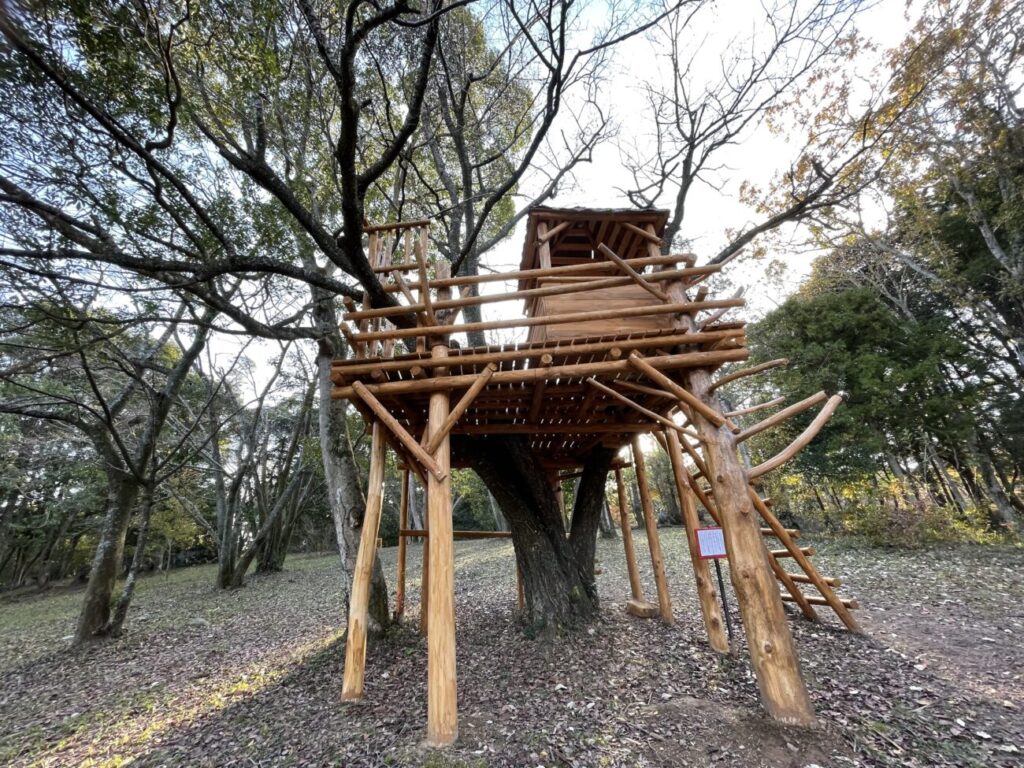 秋吉台家族旅行村の丸太王国のツリーハウス