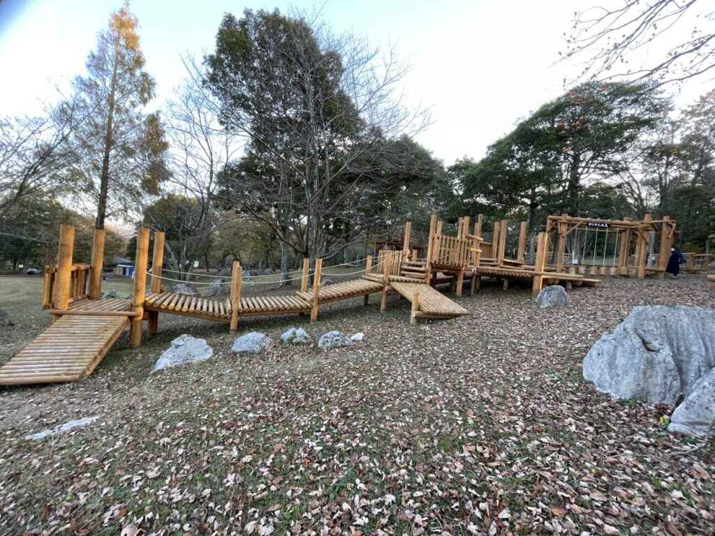秋吉台家族旅行村の丸太王国の遊具