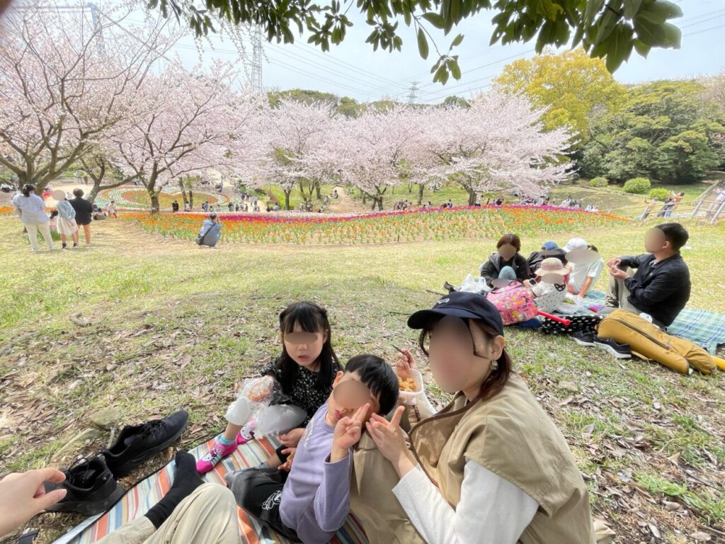 火の山公園トルコチューリップ園でお弁当を食べる家族