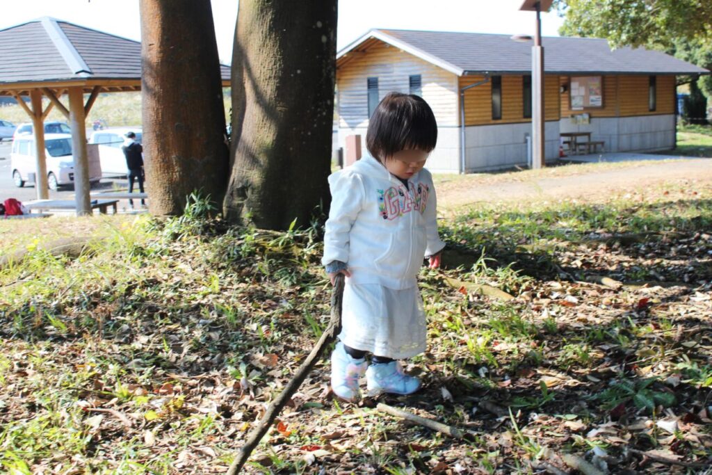 秋吉台の人工の森で遊ぶ子供