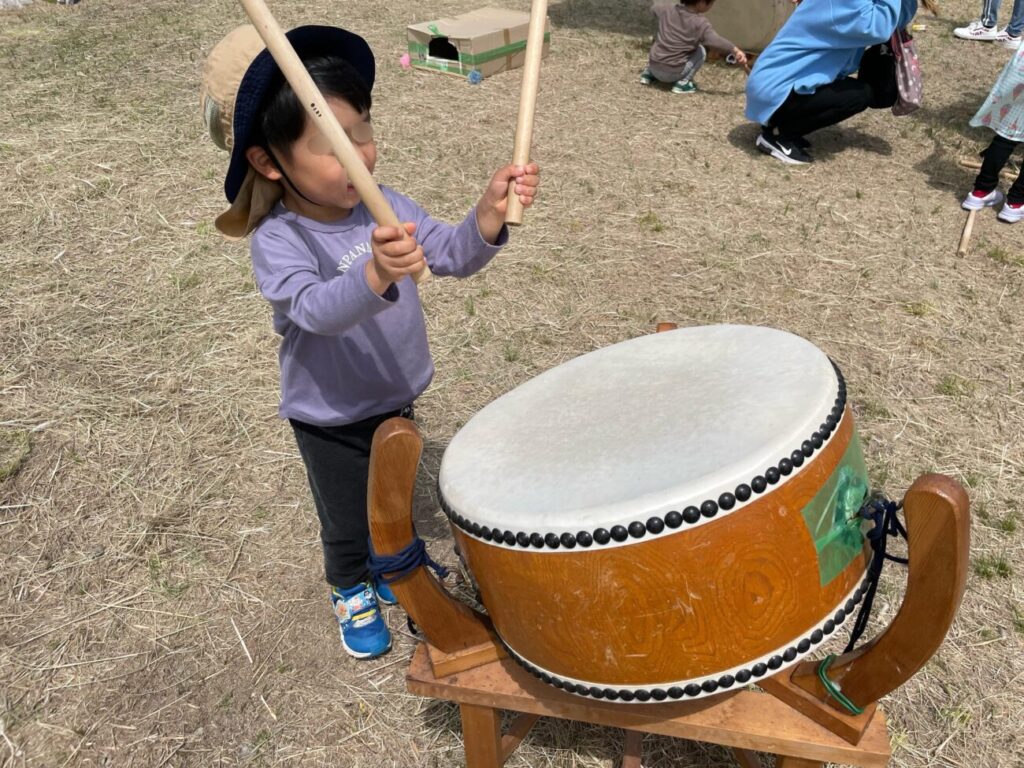 佐波川こいながしの河川敷で遊ぶ子供