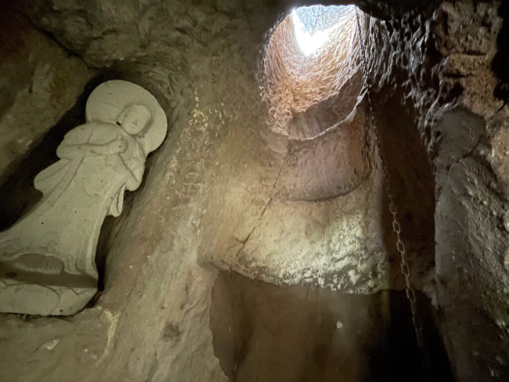 桂昌寺跡の地獄極楽の竪穴