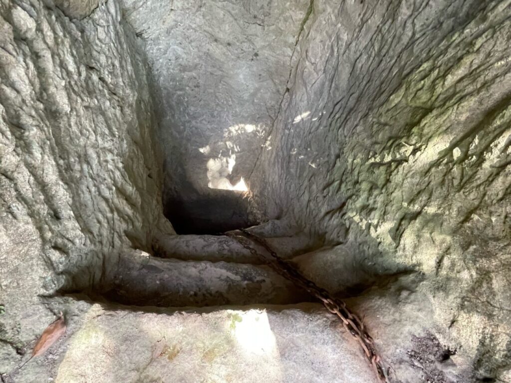 桂昌寺跡の地獄極楽の竪穴