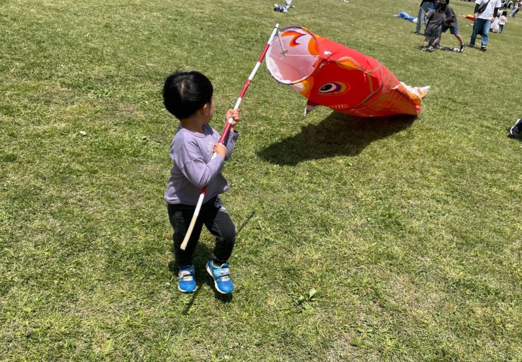 佐波川こいながしの河川敷で遊ぶ子供
