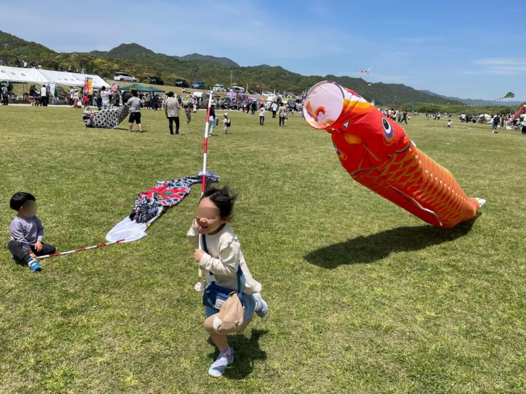 佐波川こいながしの河川敷で遊ぶ子供