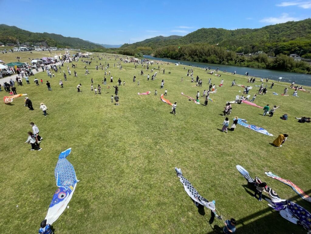 佐波川こいながしの河川敷で遊ぶ子供