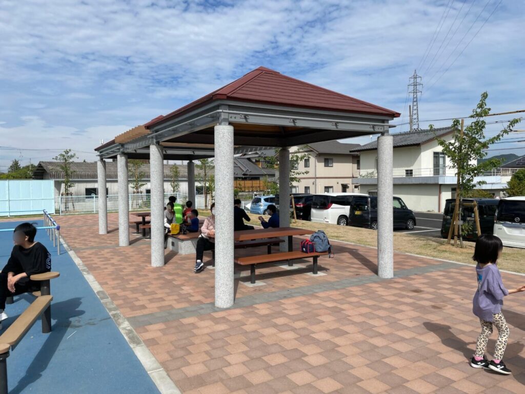 ヤドン公園の屋根付き休憩所
