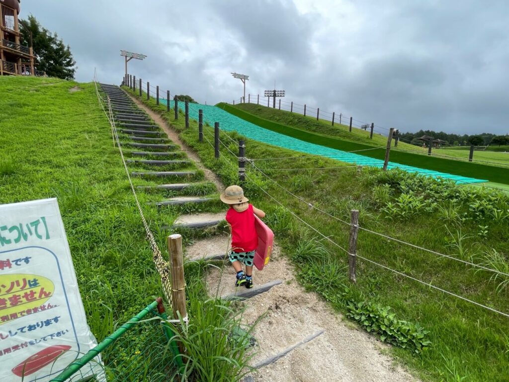玖珂総合公園の人工芝ゲレンデで遊ぶ子供