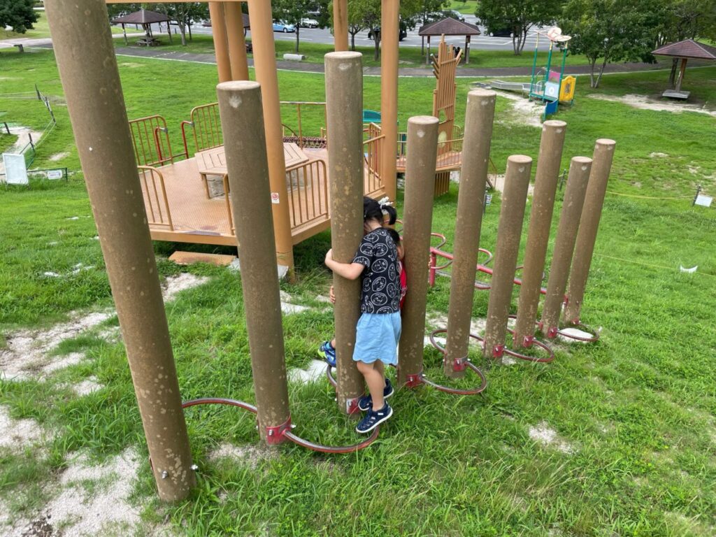 玖珂総合公園のこども広場の遊具で遊ぶこども