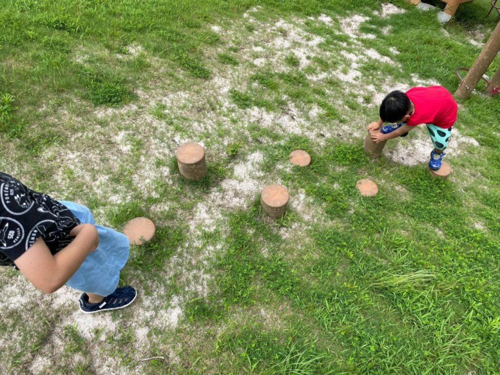 玖珂総合公園のこども広場の遊具で遊ぶこども