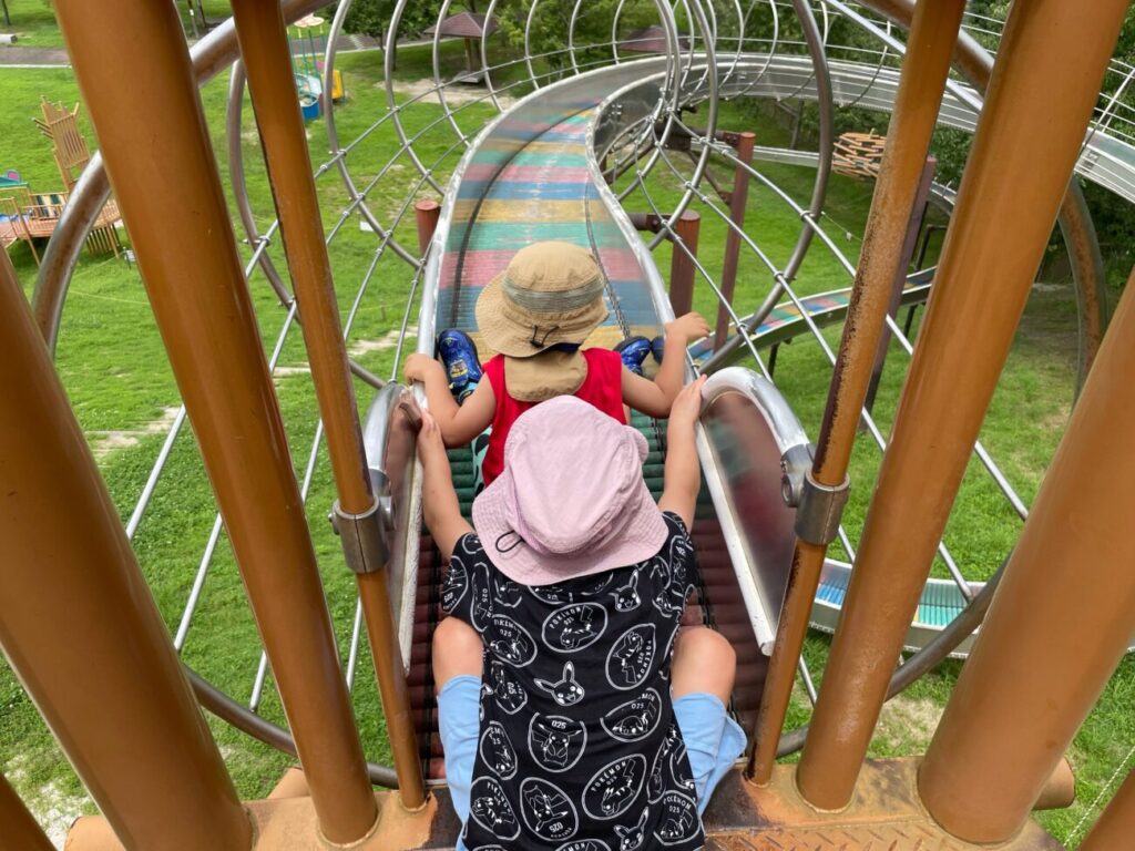 玖珂総合公園のこども広場の長い滑り台をすべる子供