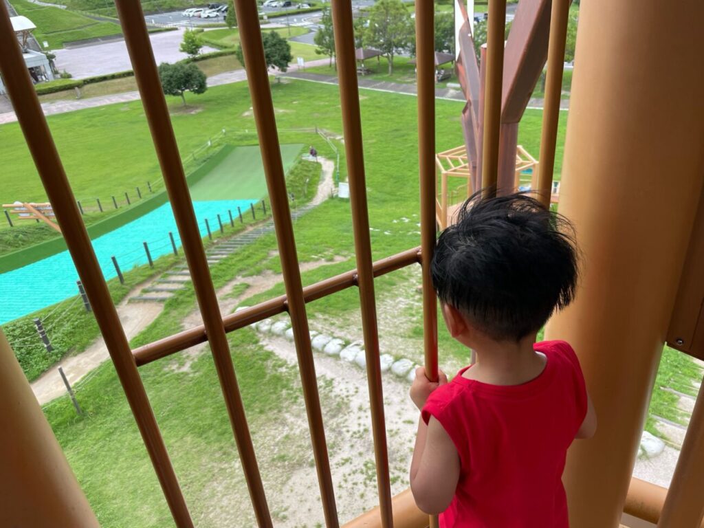 玖珂総合公園のこども広場のどんぐりの遊具で遊ぶこども