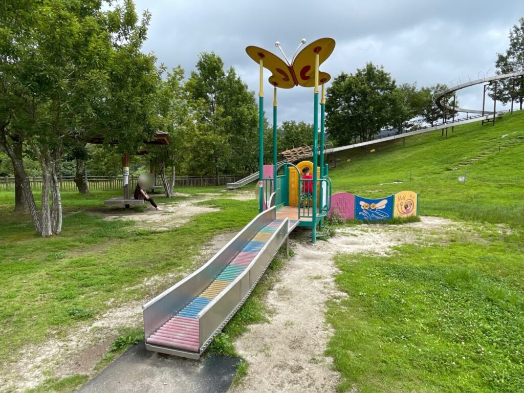 玖珂総合公園のこども広場の遊具で遊ぶこども