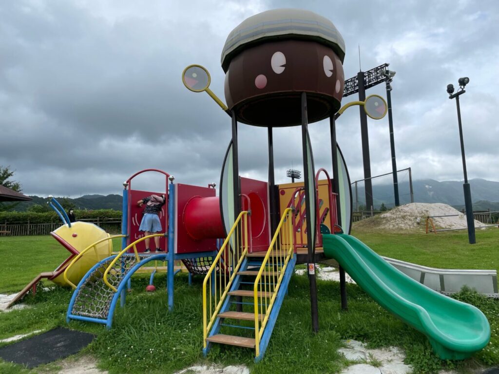 玖珂総合公園のこども広場の遊具で遊ぶこども