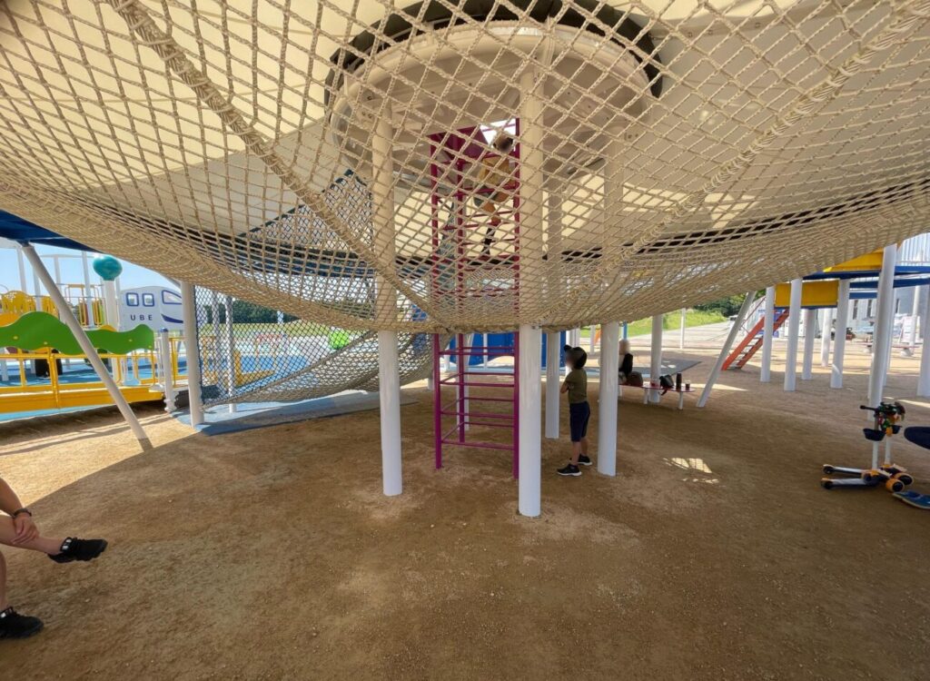 山口宇部ふれあい公園の複合遊具の中にあるネットフロア