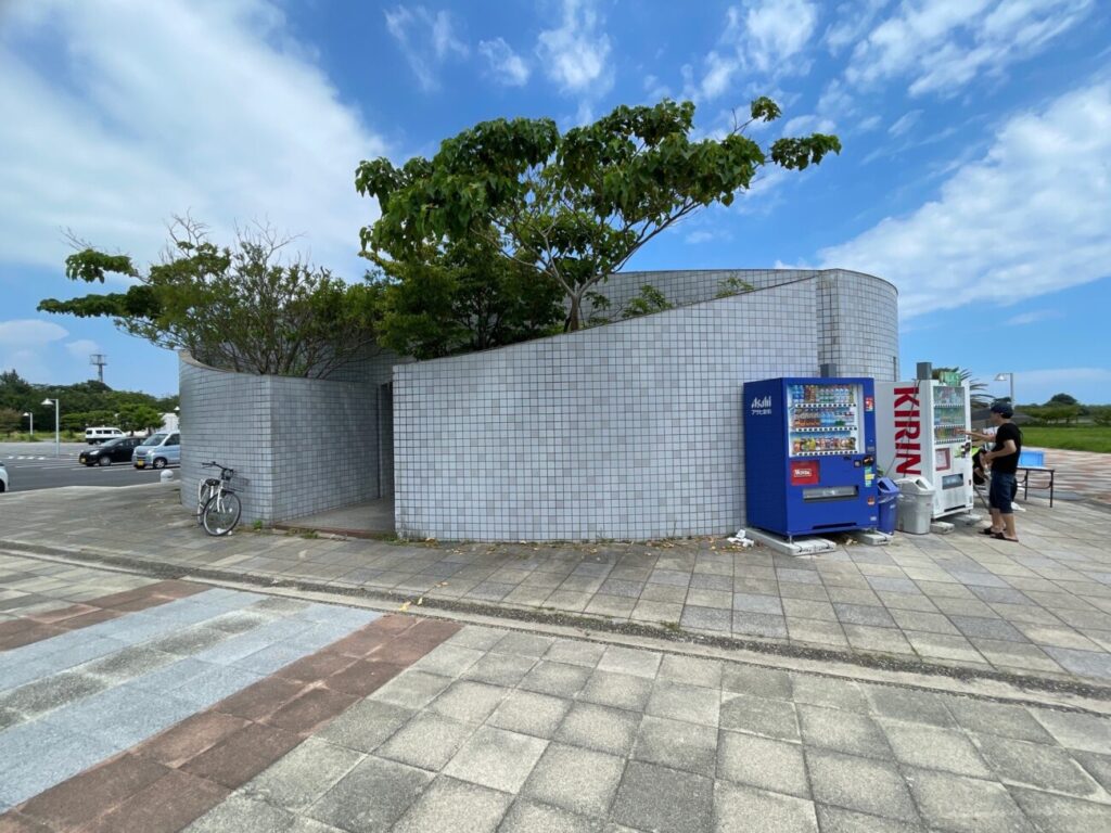 山口宇部ふれあい公園のトイレと自動販売機