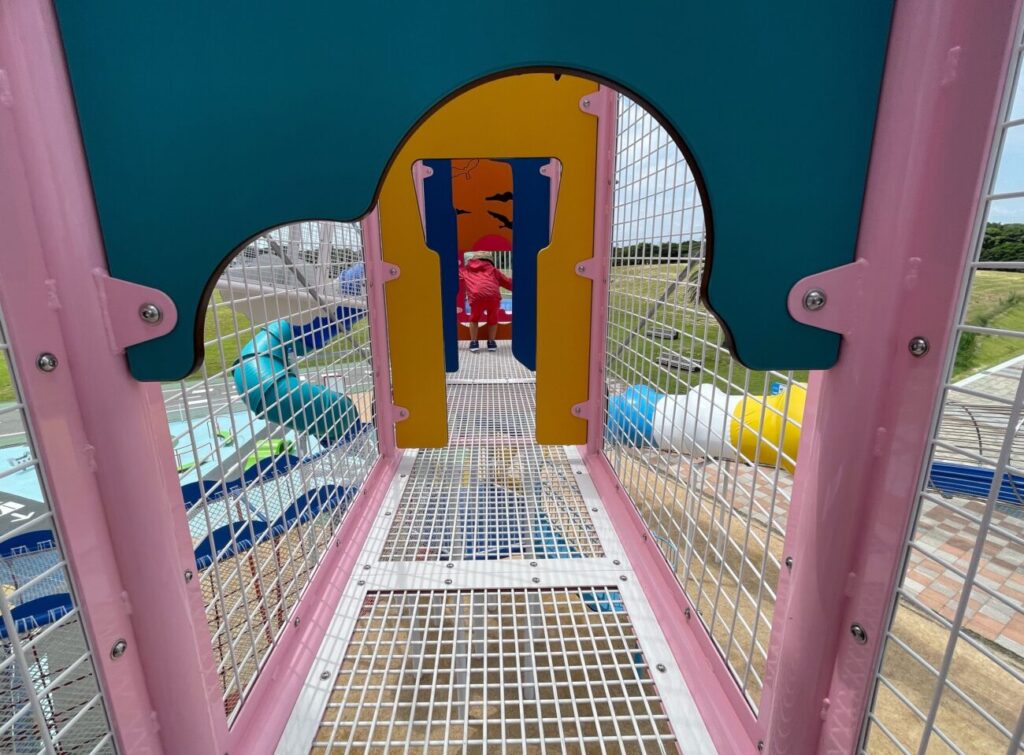 山口宇部ふれあい公園の複合遊具の中にあるトンネル