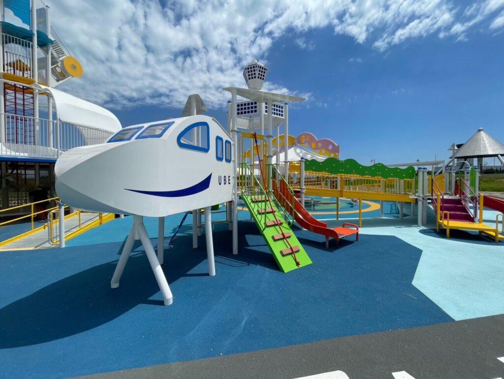 山口宇部ふれあい公園の飛行機の遊具