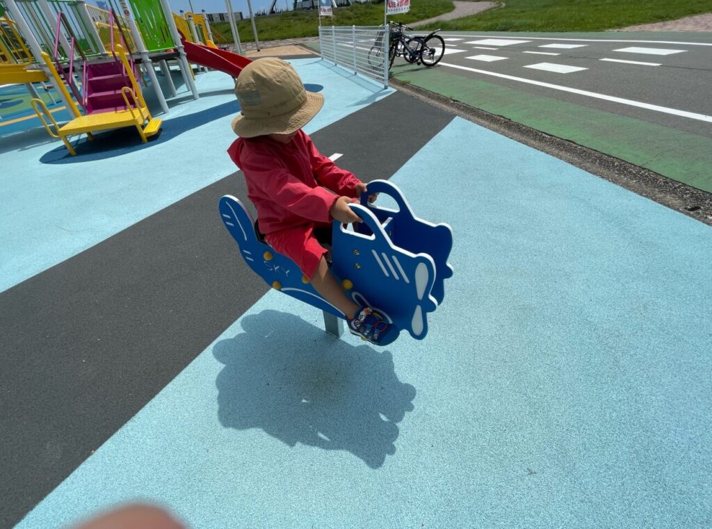 山口宇部ふれあい公園のスプリング遊具で遊ぶこども