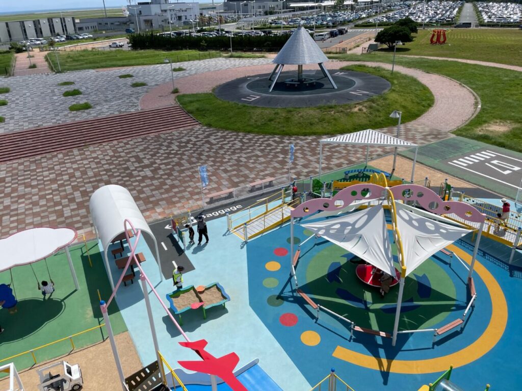 山口宇部ふれあい公園の複合遊具から見える風景