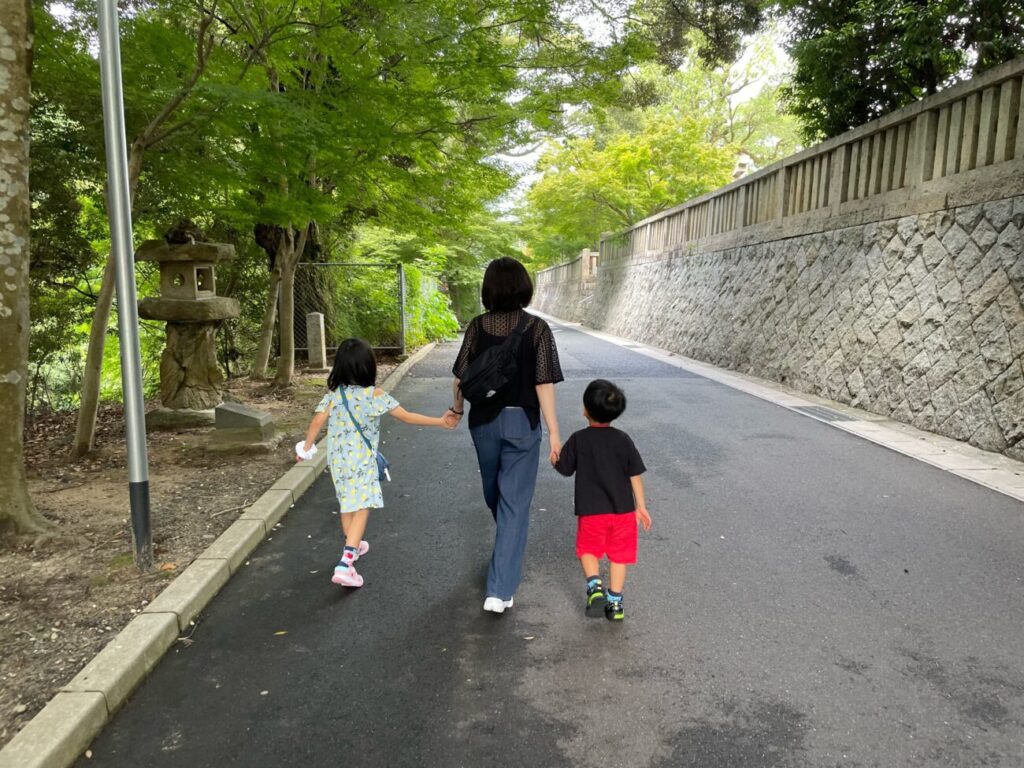 山口県宇部市の琴崎八幡宮の道路