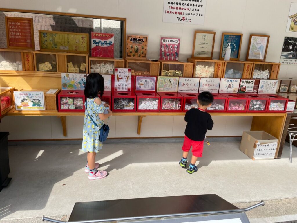 山口県宇部市の琴崎八幡宮のおみくじ売り場