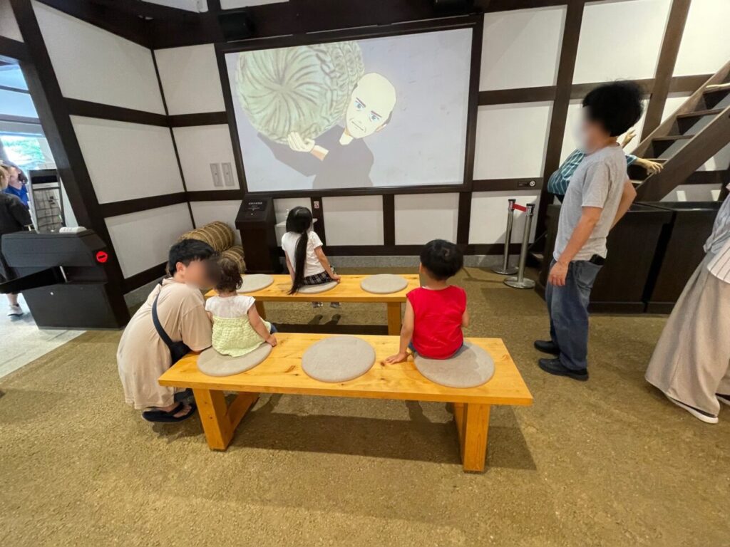 岩国シロヘビの館の中